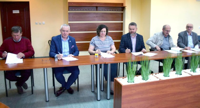 Zdjęcie z podpisania umowy na wykonanie kanalizacji w gminie Gowarczów