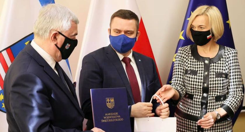 Zdjęcie: Przekazanie pulsoksymetrów dla instytucji sprawujących opiekę nad osobami starszymi. Na zdjęciu (od lewej): marszałek Andrzej Bętkowski, dyrektor DPS im. Jana Pawła II w Kielcach Piotr Chałupka i wicemarszałek Renata Janik