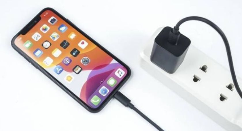Naładowany telefon należy odłączyć a ładowarkę wyjąć z kontaktu 
