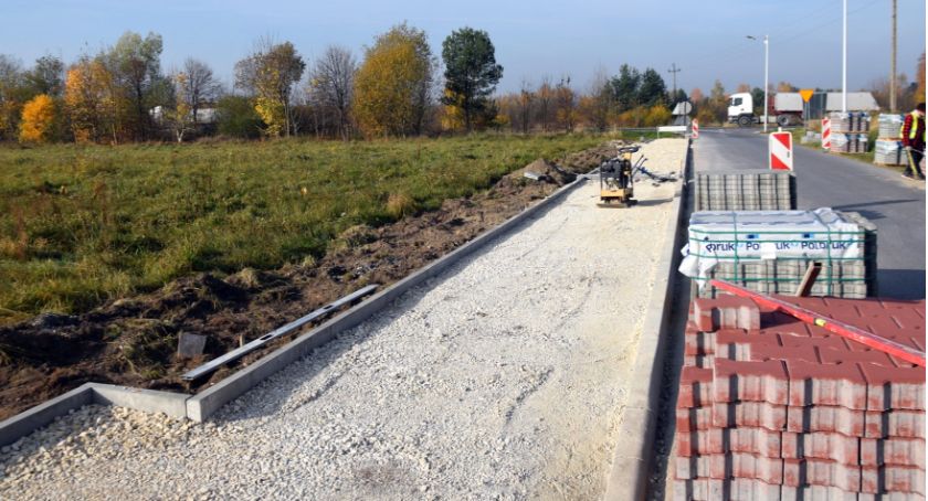 Zdjęcie budowanego odcinka chodnika przy ul. Żuka w Gowarczowie