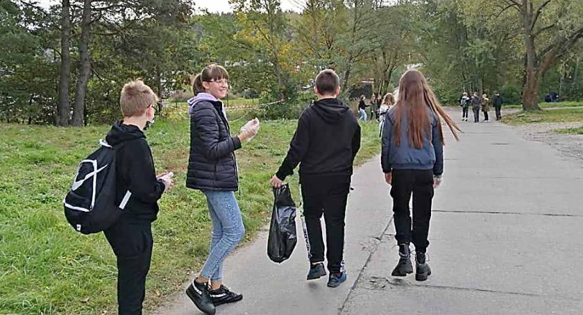 6 października uczniowie trzech klas siódmych ze Szkoły Podstawowej nr 11 w Starachowicach wzięli udział w akcji Sprzątanie Świata