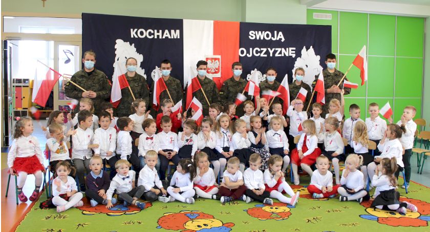 Zdjęcie przedszkolaków z Przedszkola w Smykowie i koneckich Strzelców
