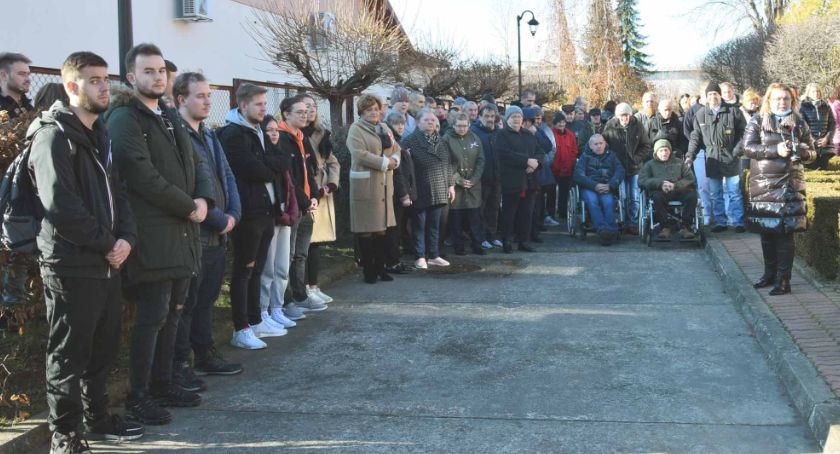 Zdjęcie przedstawiające pensjonariuszy DPS, którzy także przybyli na uroczystość
