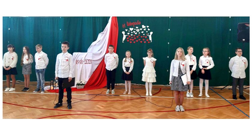 Zdjęcie uczniów SP w Dziebałtowie podczas spektaklu słowno-muzycznego