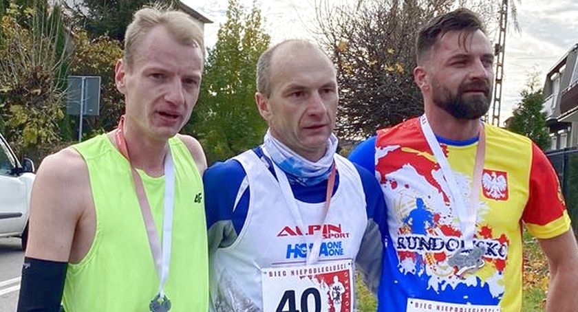 Zdjęcie Piotra Konia (w środku) po zwycięskim biegu w Radomsku