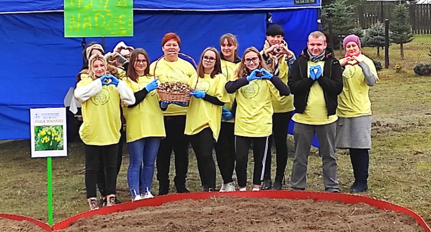 Zdjęcie młodzieży z ZSP nr 1 w Końskich przy żonkilowym serduszku w hospicjum w Rudzie Białaczowskiej