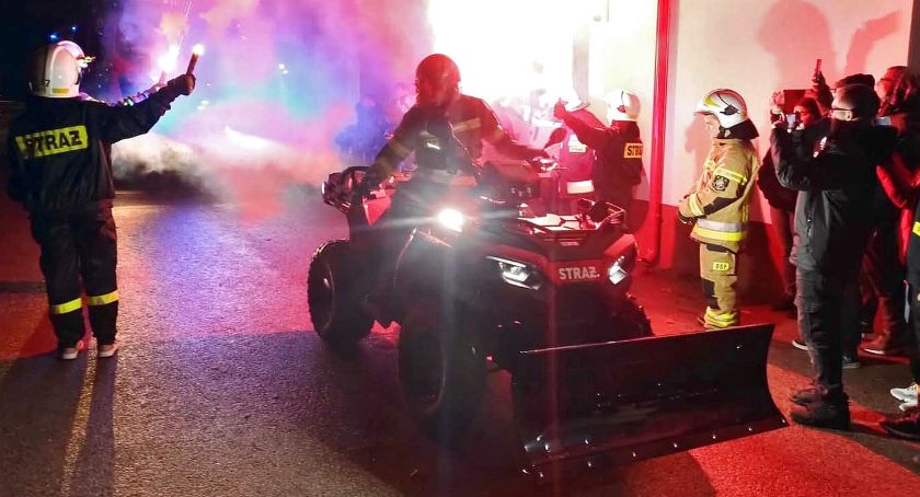 Na zdjęciu quad wjeżdża do Rudy Malenieckiej w blasku płonących pochodni