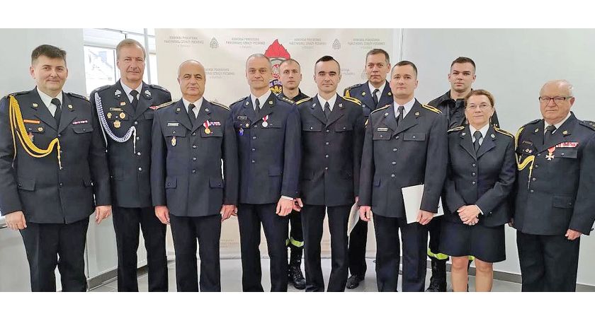 Zdjęcie strażaków odznaczonych i mianowanych na wyższe stopnie