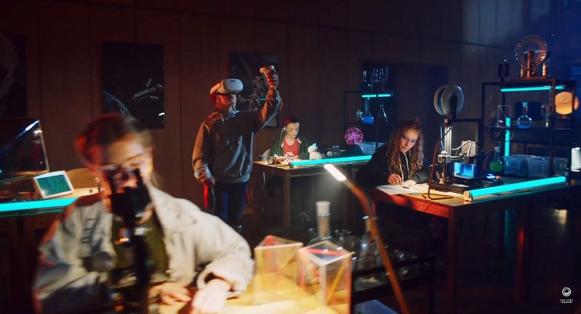 Zdjęcie przedstawia kadr z filmu promocyjnego Laboratoria Przyszłości