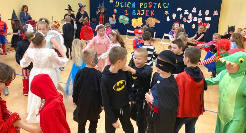 Zdjęcie przedstawia dzieci z SP w Radoszycach podczas Dnia Postaci z Bajek