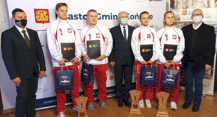 Zdjęcie zawodników KKKK z trenerem Mateuszem Garbaczem i burmistrzami Krzysztofem Obratańskim i Krzysztofem Jasińskim