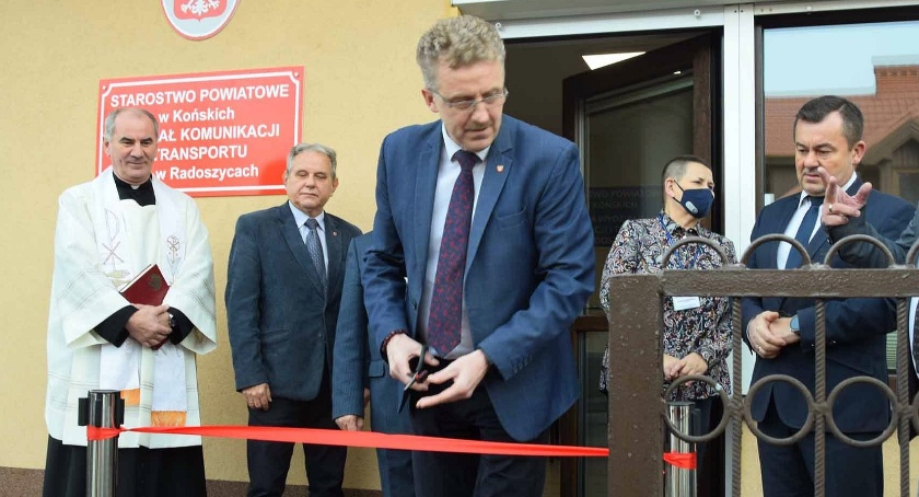 Na zdjęciu wstęgę przecina starosta konecki Grzegorz Piec