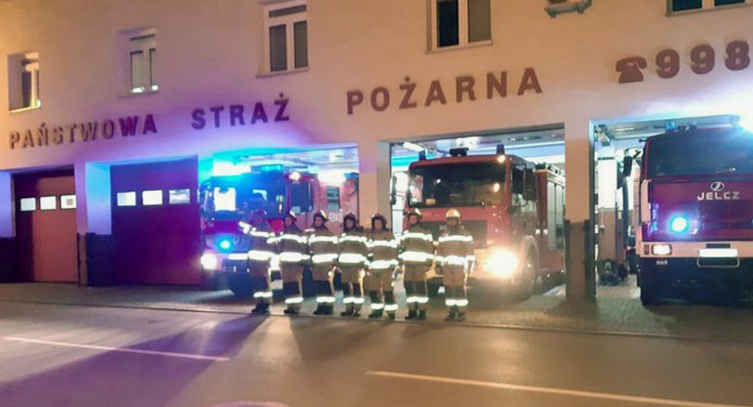 Zdjęcie strażaków JRG PSP i OSP Końskie, którzy oddaką hołd tragicznie zmarłym druhom z OSP Czernikowo
