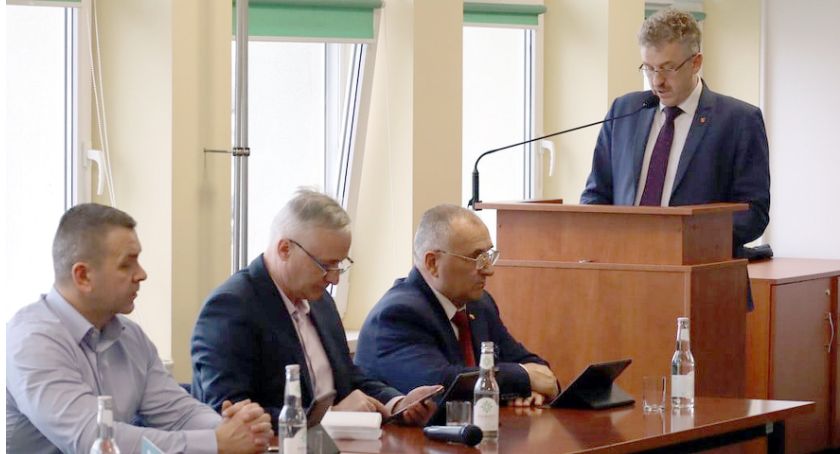 Zdjęcie starosty Grzegorza Pieca i kilku radnych na sesji Rady Powiatu