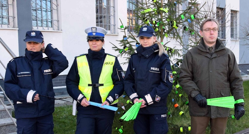 Zdjęcie ekipy, która stroiła drzewko 