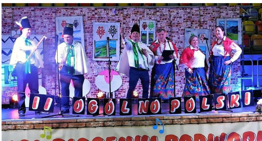 Zdjęcie przedstawia uczestników stąporkowskiego PŚDS na scenie w Częstochowie