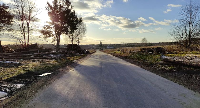 Zdjęcie przedstawia fragment wyremontowanej drogi w Bedlnie do Karczunku