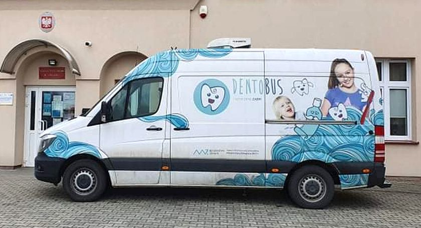 Zdjęcie przedstawia dentobusa przed Szkołą Podstawową w Królewcu