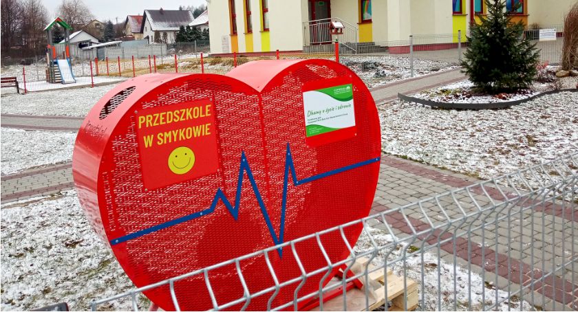 Zdjęcie pojemnika na nakrętki w kształcie serca przed Przedszkolem w Smykowie