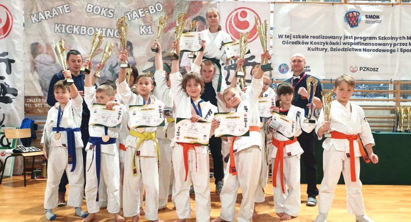 Zdjęcie ekipy Koneckiego KKK z trofeami wywalczonymi w Wąchocku 