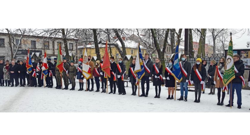Zdjęcie przedstawia poczty sztandarowe przed wejściem do świątyni