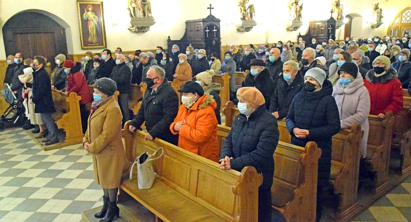 Zdjęcie przedstawia mszę za Ojczyznę, konecka kolegiata wypełniona wiernymi 