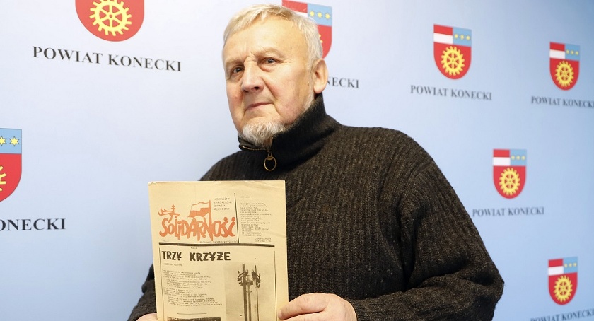 Zdjęcie przedstawia Tadeusza Brzezińskiego z gazetą Solidarność