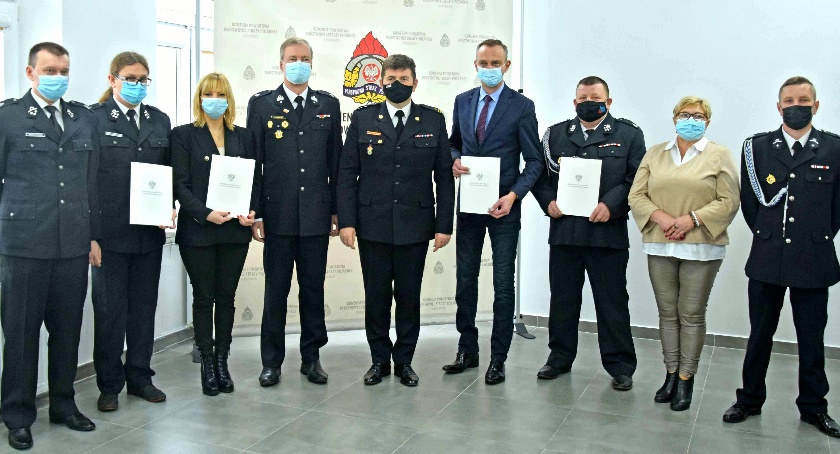 Zdjęcie uczestników uroczystości włączenia jednostek ze Stąporkowa i Królewca do KSRG