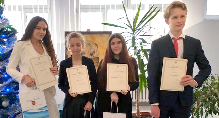 Zdjęcie przedstawia stypendystów Premiera Rady Ministrów z ZSP w Stąporkowie