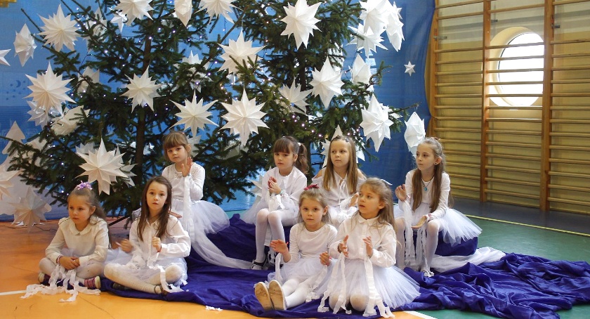 Zdjęcie uczniów zerówki SP w Królewcu podczas koncertu kolęd i pastorałek