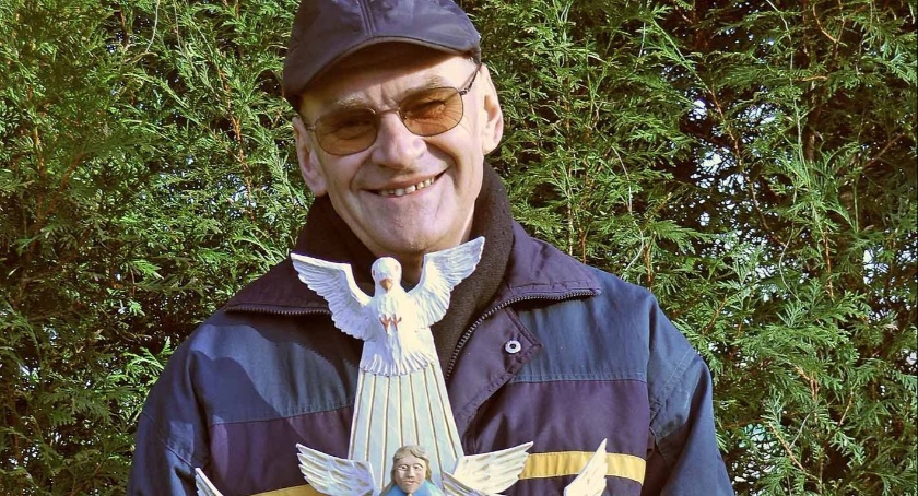 Zdjęcie czwartego króla, Grzegorza Króla, który prezentuje betlejemską szopkę