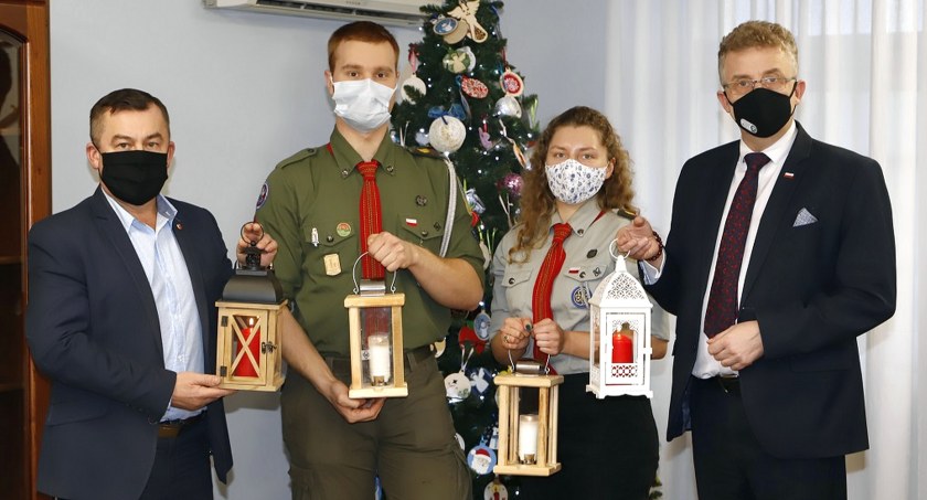 Zdjęcie, na którym harcerze przekazują Światełko Pokoju włodarzom powiatu koneckiego