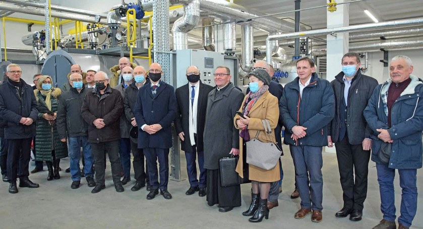 Zdjęcie gospodarzy i gości w dniu otwarcia koneckiej ciepłowni