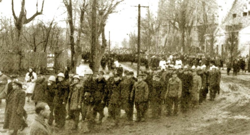 Zdjęcie ze słynnego pogrzebu ekshumowanych za kulochwytem w Baryczy mieszkańców Kornicy i Baryczy. 17 stycznia 1945 r.