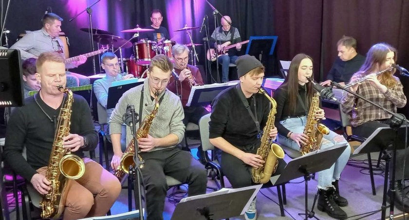 Zdjęcie Big Bandu podczas próby w koneckim DeKu