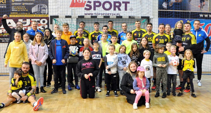 Zdjęcie drużyny KSSPR Końskie z najmłodszymi fanami 