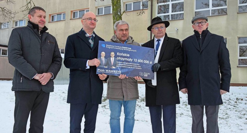 Zdjęcie uczestników przekazania czeku, który trzyma Jacek Szmit, dyrektor szkoły