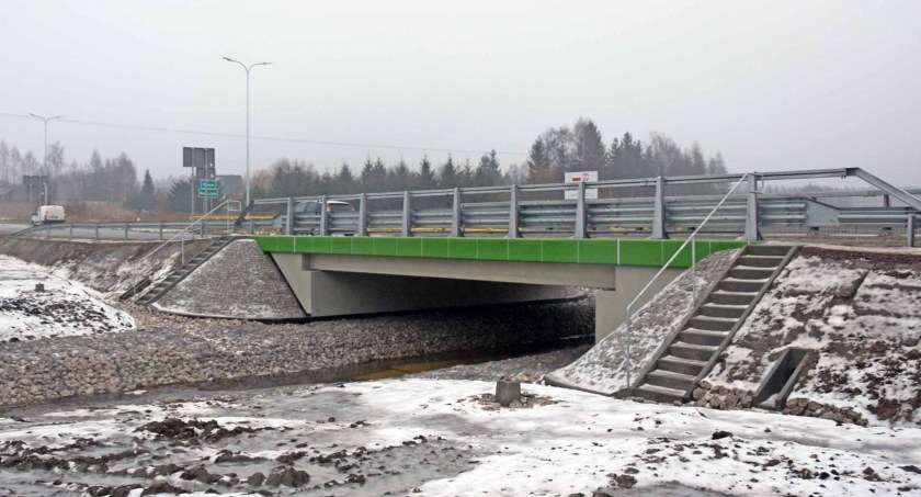 Zdjęcie przedstawia nowy most nad Kozówką w Plennej