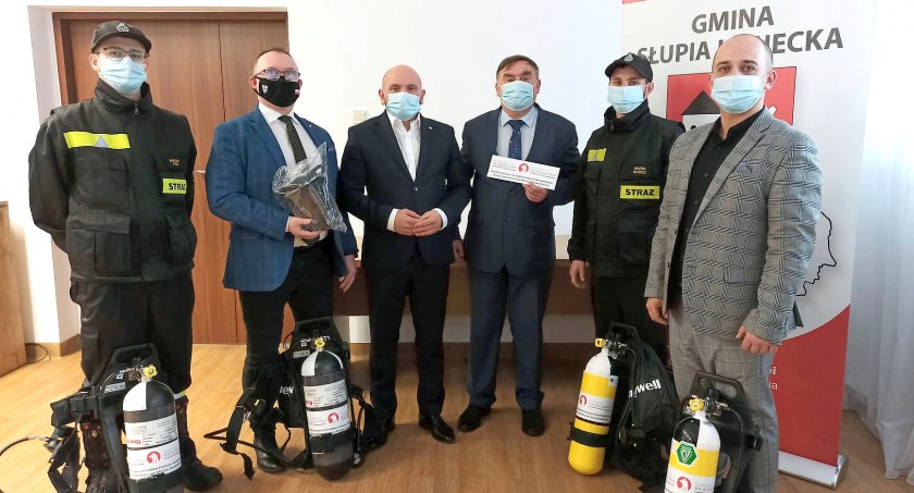Zdjęcie z przekazania sprzętu dla strażaków w Słupi Koneckiej