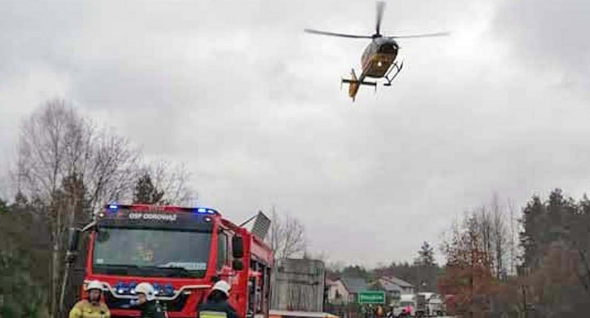 Zdjęcie miejsca wypadku i helikoptera, który wylądował na drodze krajowej DK42