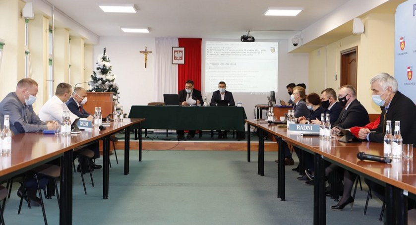 Zdjęcie radnych podczas sesji budżetowej 30 grudnia 2021 r.