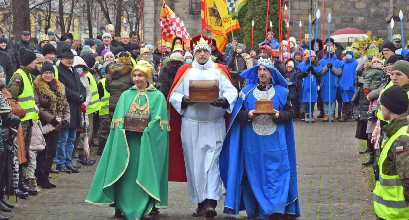 Zdjęcie, na którym Trzej Królowie zmierzają do Dzieciątka