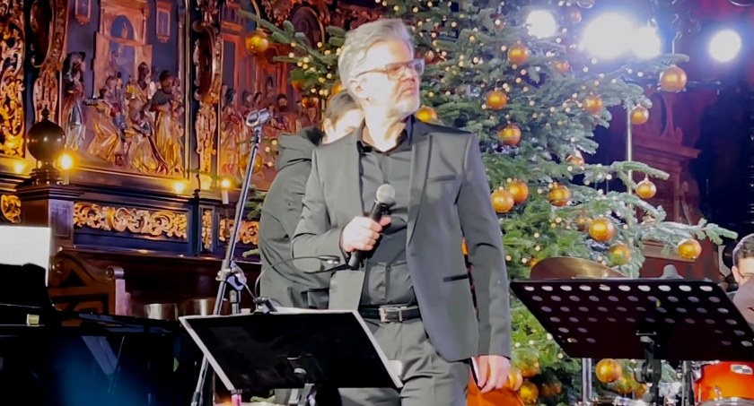 Zdjęcie Piotra Salaty podczas koncertu w Bazylice Mariackiej