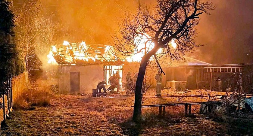 Zdjęcie pożaru na posesji w Stąporkowie