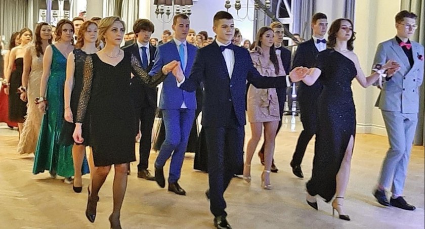 Zdjęcie uczniów koneckiego II LO, którzy zatańczyli poloneza na swojej studniówce