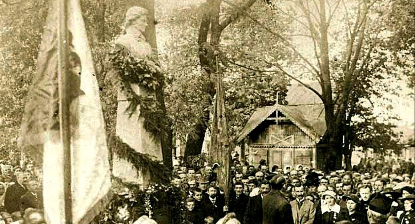 Zdjęcie z roku 1917. Odsłonięcie pomnika Tadeusza Kościuszki na skwerku przed kościołem św. Mikołaja w Końskich