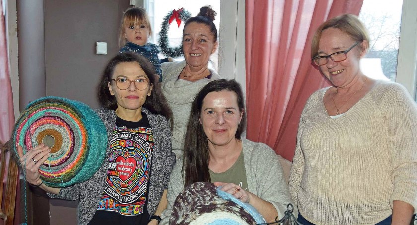Zdjęcie pań z Radoszyc, które zrobiły już ponad 30 metrów szalika