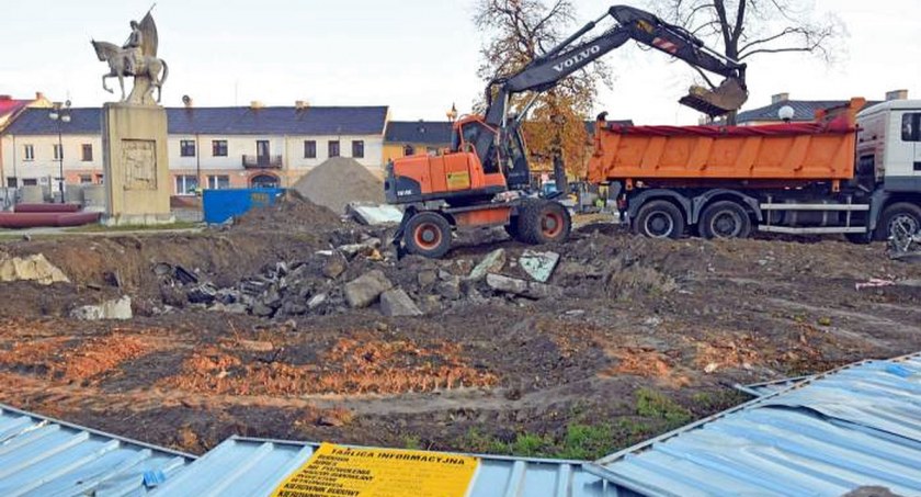 Zdjęcie rewitalizowanego rynku, który będzie nowoczesnym centrum miasta