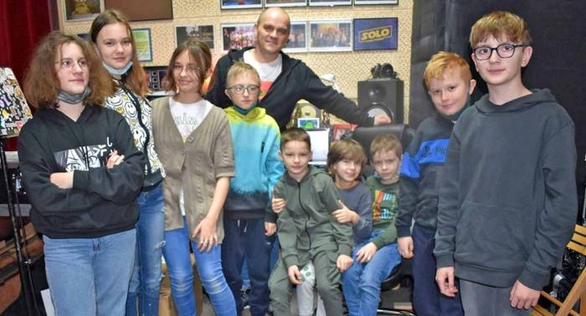 Zdjęcie uczestników zajęć w pracowni Studia Piosenki Solo koneckiego DK