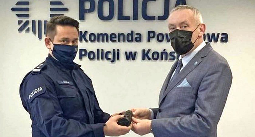 Zdjęcie, na którym insp. Rafał Zieliński otrzymuje od wójta Stanisława Pacochy kamerę termowizyjną